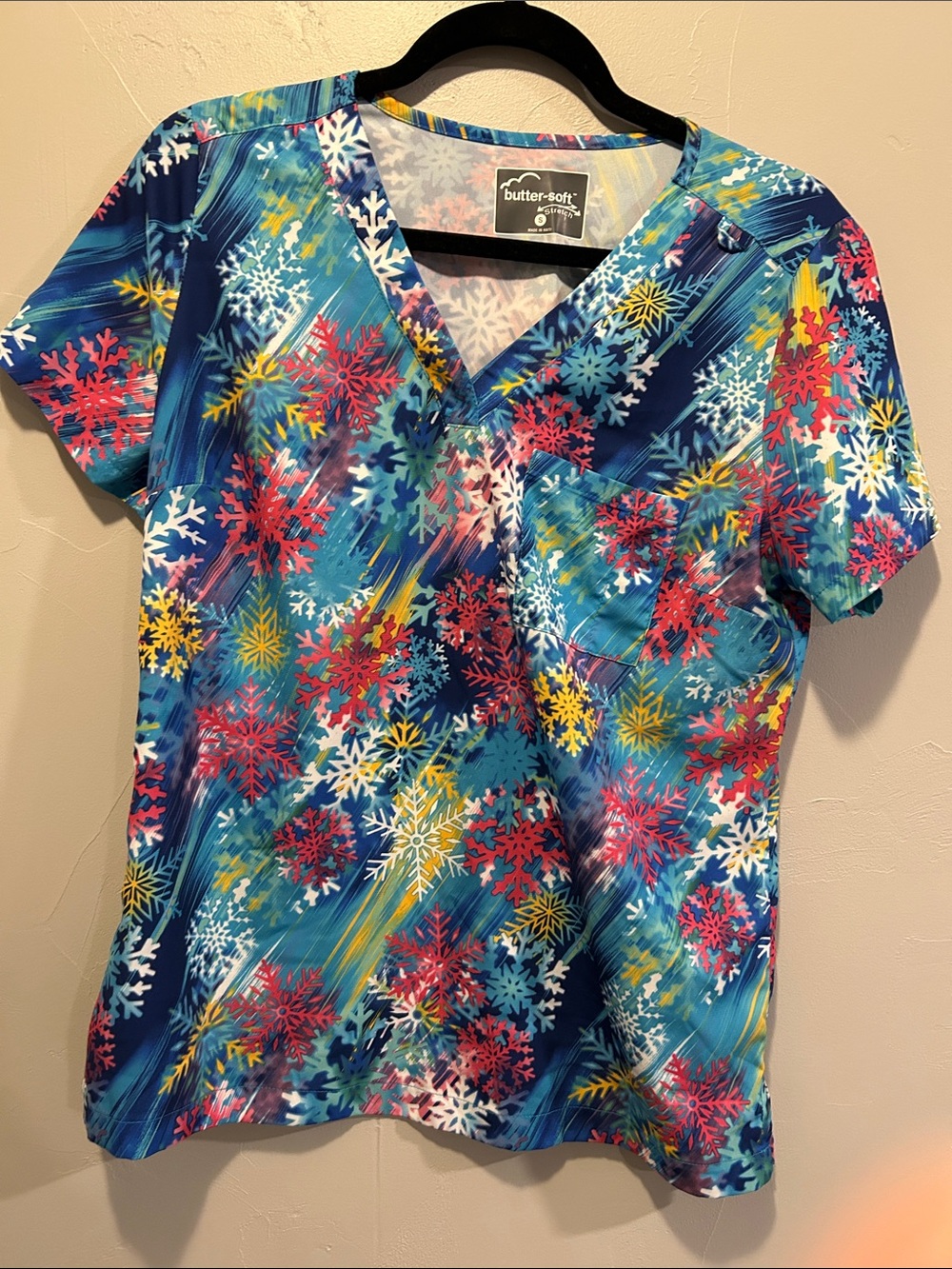 butter-soft Women's V-Neck Scrub Top — Blue Multicolor Snowflake Print